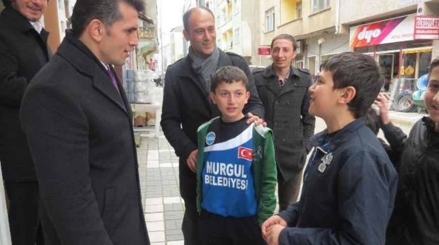 Esnaf Şampiyonu Bağrına Bastı