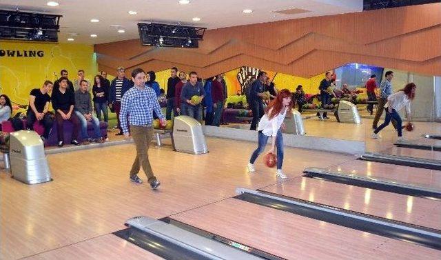 Piazza’daki Bowling Turnuvasında Eğitimciler Yarıştı