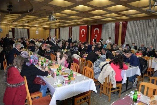 Vali Ve Eşinden Şehit Aileleri İle Gazilere Yemek Verdi