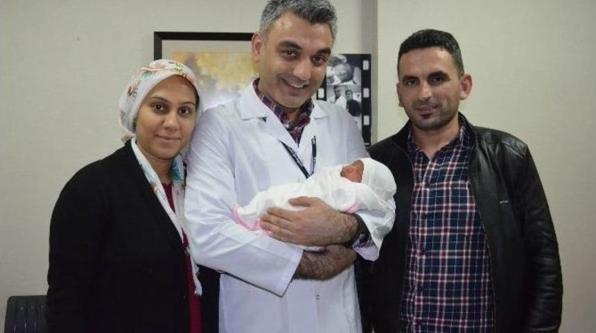 &Ccedil;ift Rahimli Kadının Bebek Sevinci