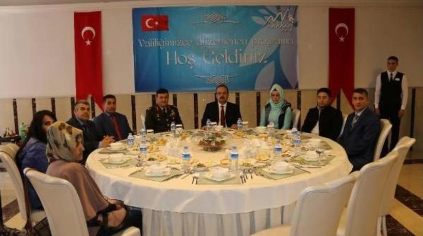 Hakkari Valisi Canbolat, Şehit Aileleriyle Yemekte Bir Araya Geldi