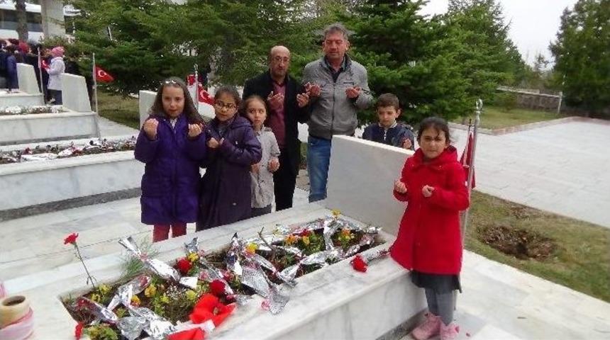 Yozgat Milli Eğitim Vakıf İlkokulu &Ouml;ğrencilerinden Şehitliğe Ziyaret
