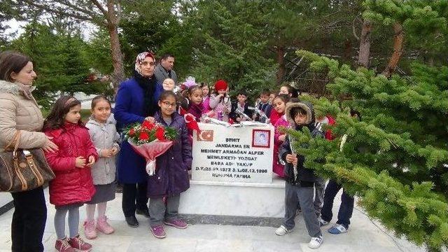 Yozgat Milli Eğitim Vakıf İlkokulu Öğrencilerinden Şehitliğe Ziyaret