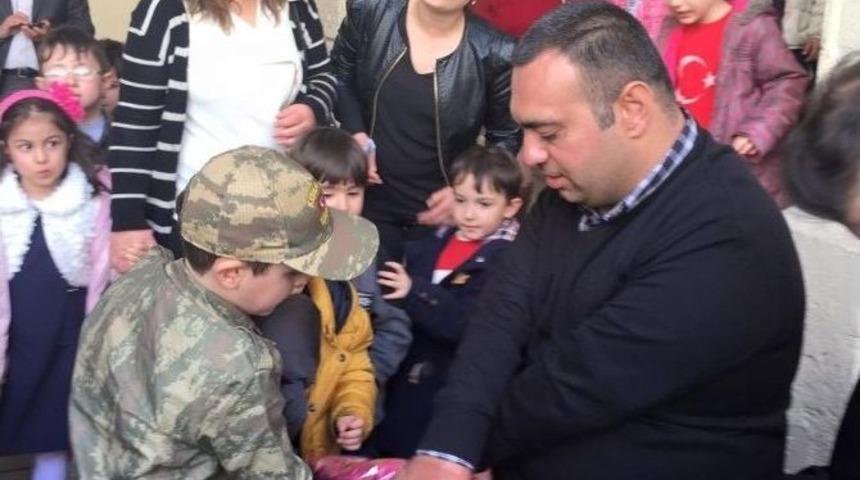 Ak Partili Baran, Şehitler G&uuml;n&uuml;nde &Ccedil;ocukları Sevindirdi