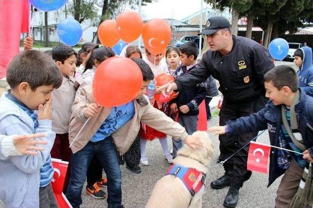 Öğrenciler Jandarmaya Hayran Kaldı