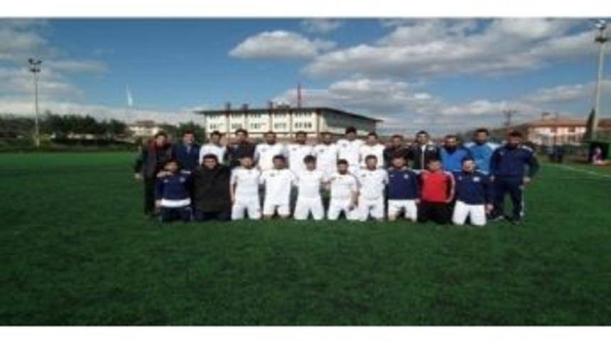 İn&ouml;n&uuml; &Uuml;niversitesi Futbol Takımının &Ouml;rnek Kul&uuml;p Yapısı