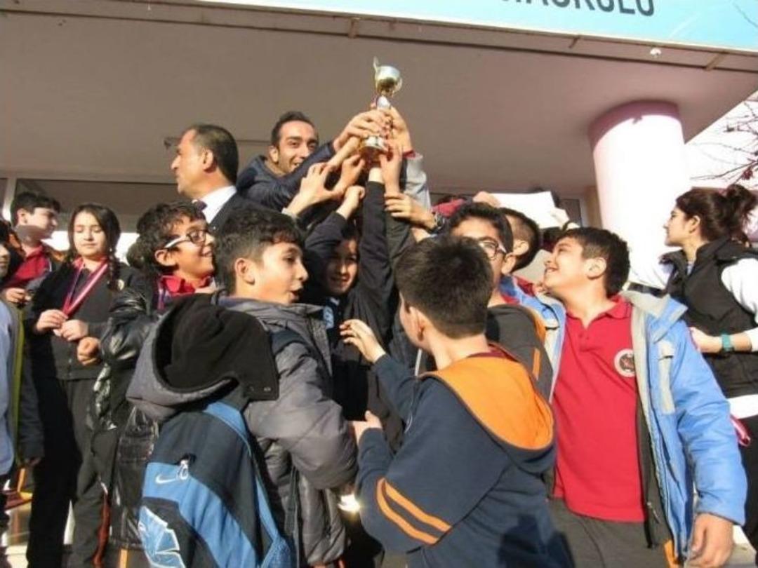 &Ouml;ğrencilerin Basketbol Ve Y&uuml;zmede Başarısı