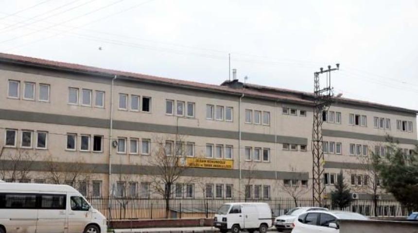 17 Yaşındaki Liseli, Sınıf Arkadaşını 17 Bı&ccedil;ak Darbesiyle &Ouml;ld&uuml;rd&uuml;