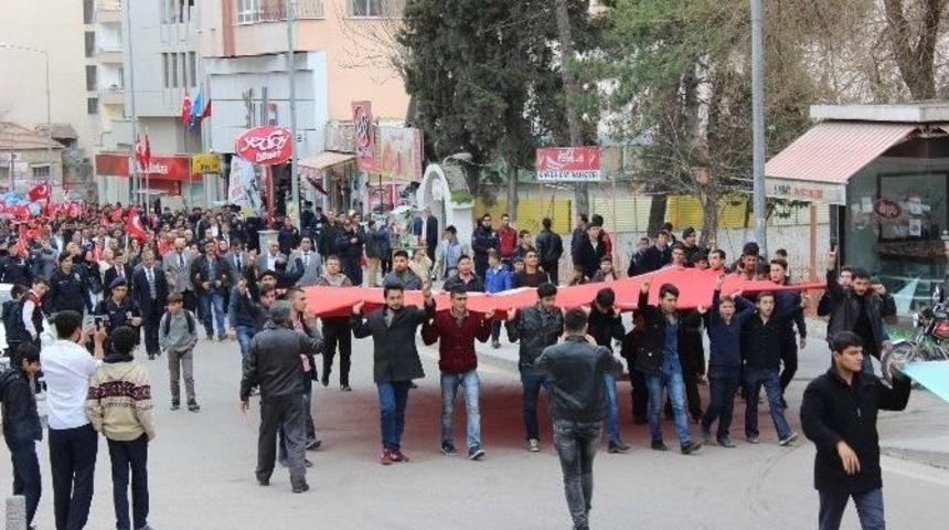 &Uuml;lk&uuml;c&uuml;ler, &Ccedil;anakkale Şehitleri İ&ccedil;in Y&uuml;r&uuml;d&uuml;