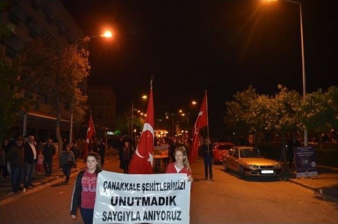 Sel&ccedil;uklular &Ccedil;anakkale Şehitleri İ&ccedil;in Fener Alayında Birleşti