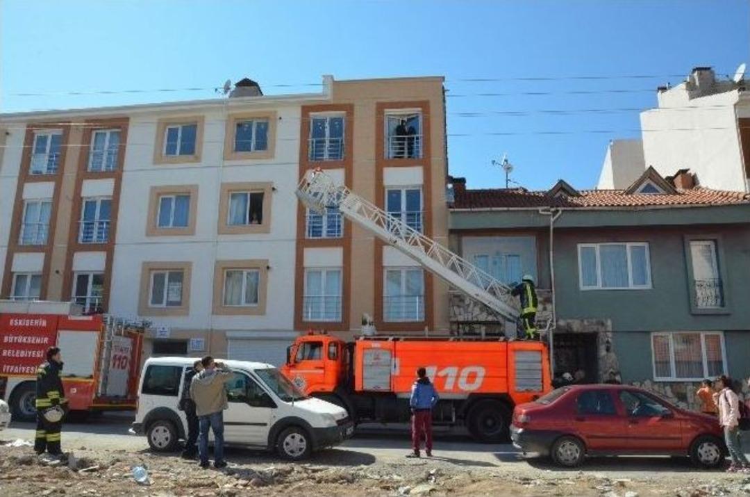 Evde Kilitli Kalan Gen&ccedil; Kızı İtfaiye Kurtardı