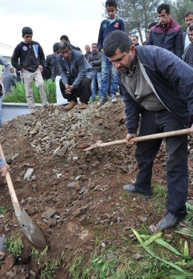 Boğazları Kesilerek Öldürülen Anne Ile Oğulu Toprağa Verildi