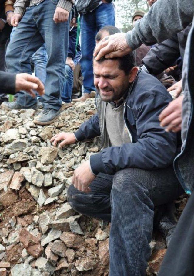 Boğazları Kesilerek Öldürülen Anne Ile Oğulu Toprağa Verildi