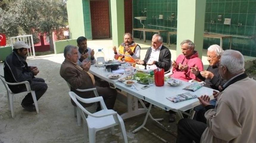 Kadınlar Şehitler İ&ccedil;in Mevlit Okuttu Helva Dağıttı