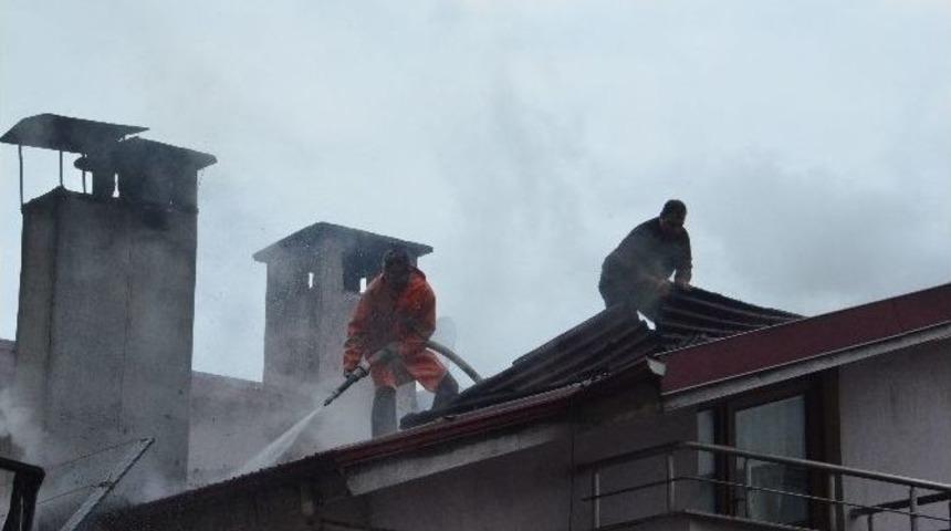 Beş Katlı Apartmanın &Ccedil;atısı Yandı
