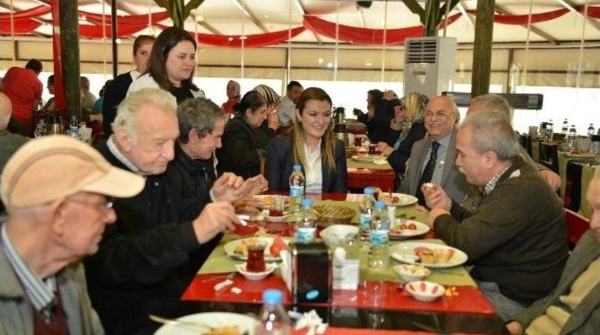 Konyaaltı&rsquo;nda Yaşlılar Kahvaltıda Buluştu