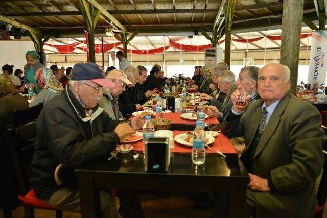 Konyaaltı’nda Yaşlılar Kahvaltıda Buluştu