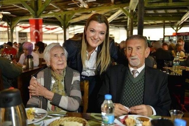 Konyaaltı’nda Yaşlılar Kahvaltıda Buluştu