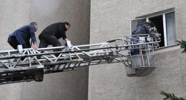 Bıçaklı Şizofren Hastasına Polis Müdahalesi