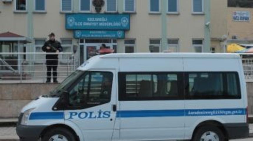 Aynı D&uuml;kkanda &Ccedil;alışan Berberlerin Bı&ccedil;aklı Kavgası