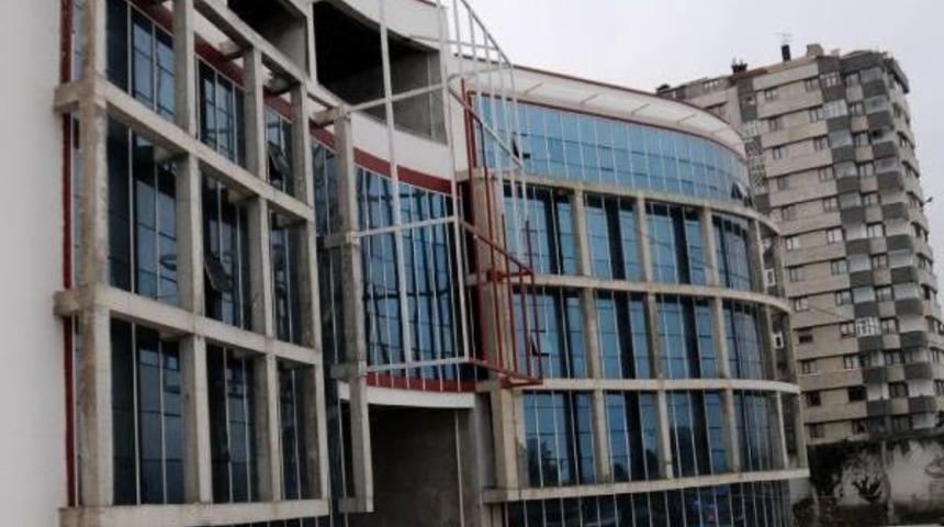 Parasını Alamadı, Soyunup &Ccedil;alıştığı Hastane Inşaatına &Ccedil;ıktı