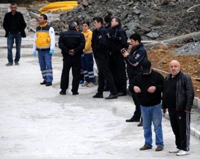 Parasını Alamadı, Soyunup Çalıştığı Hastane Inşaatına Çıktı