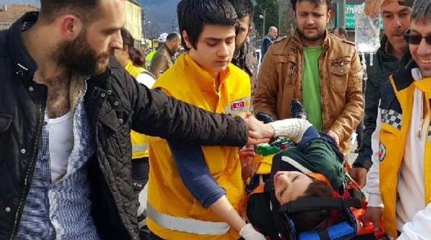 İzmit-Sapanca Yolunda Kaza: 4 Yaralı