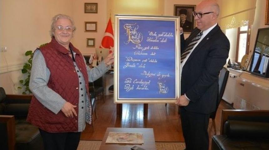 Hat Ve Varak Sanat&ccedil;ısı Melda &Ccedil;ıkanlar, Başkan Eşkinat&rsquo;ı Ziyaret Etti