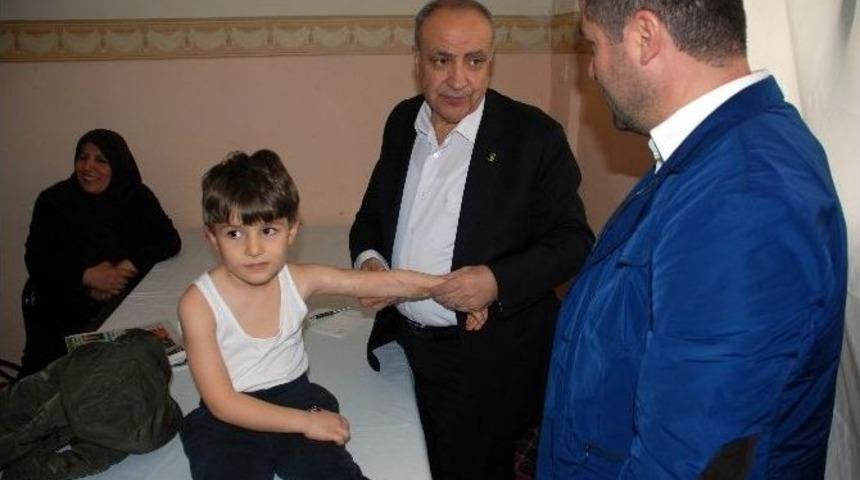 Dr. Nihat Özkan, Seçim Çalışmalarında Hasta Muayenesi Yapıyor