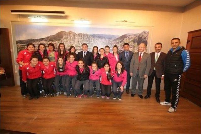 Başkan Özdemir’den Türkiye Şampiyonu Kızlara Altın Hediye