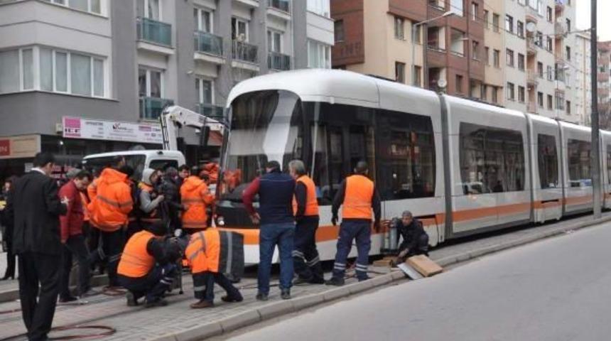 Kendini Tramvayın &Ouml;n&uuml;ne B&ouml;yle Attı