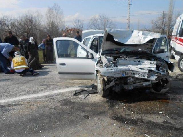 Burdur’da Trafik Kazası: 5 Yaralı