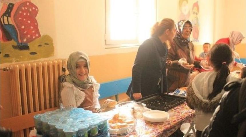 Minik &Ouml;ğrencilerden Yetim &Ouml;ğrenciler Yararına Kermes