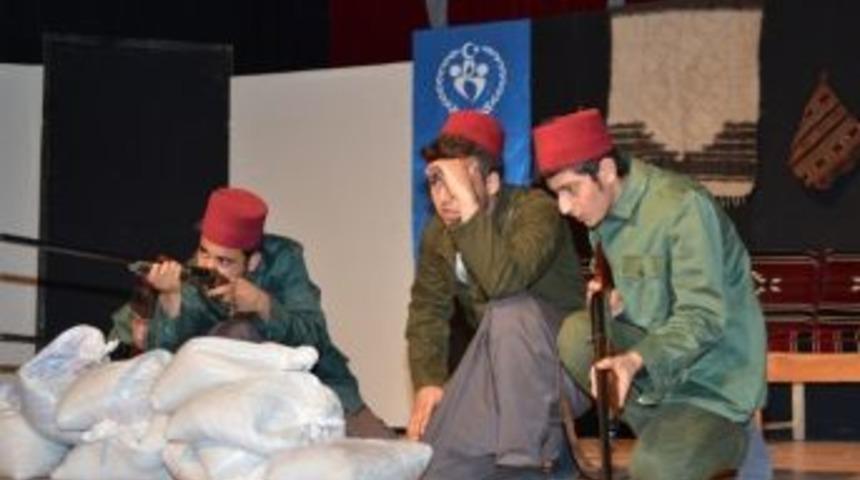 Gen&ccedil;lik Merkezi &lsquo;&ccedil;anakkale&rsquo; Adlı Tiyatroyu Sahneledi