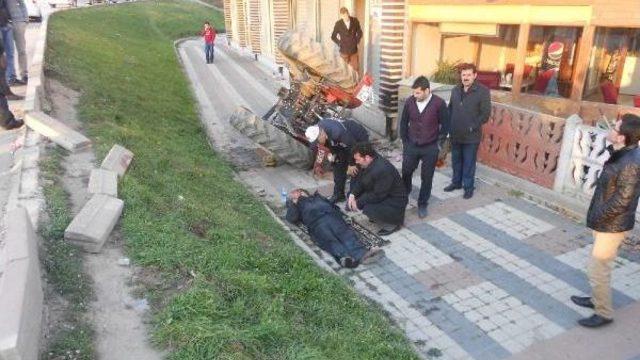 Devrilen Traktörün Altında Kalıp Yaralandı