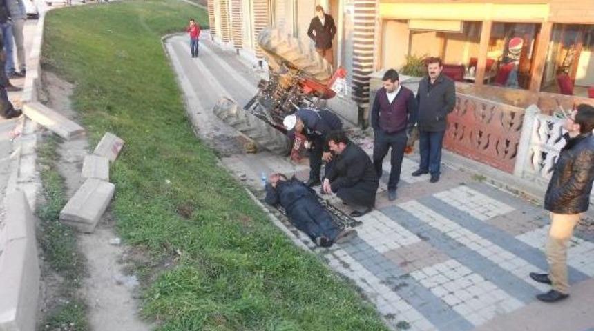 Devrilen Trakt&ouml;r&uuml;n Altında Kalıp Yaralandı