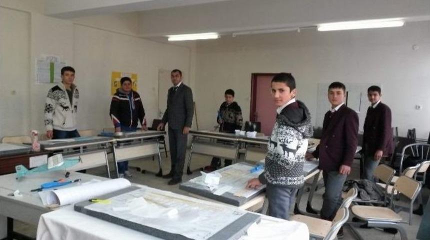 Yavuzeli Şehit Ali &Ccedil;ift&ccedil;i &Ccedil;ok Lisesi &Ouml;ğrencilerine Model U&ccedil;ak Eğitimi