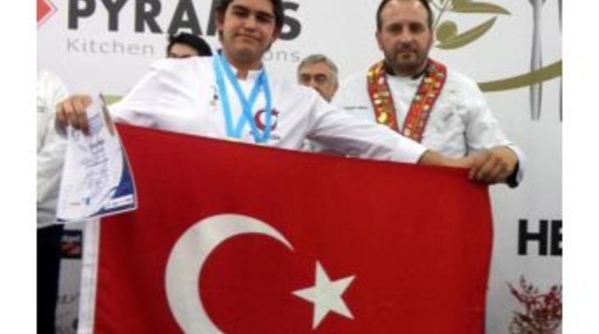 Liseli Aş&ccedil;ı Yunanistan'dan Da &Ouml;d&uuml;lle D&ouml;nd&uuml;