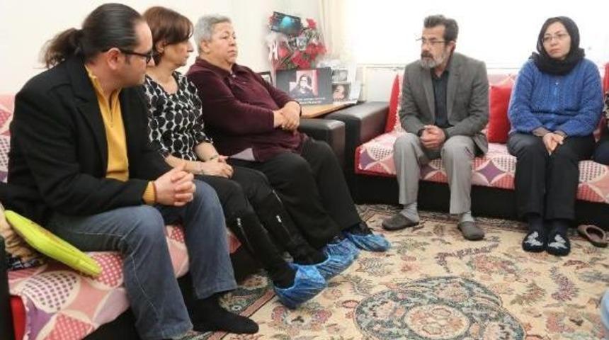 &Ouml;zgecan Tablosunu Yapıp Ailesine Armağan Etti