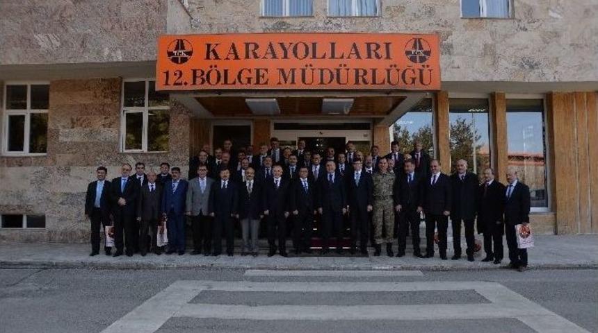 Vali Altıparmak B&ouml;lge Ve İl M&uuml;d&uuml;rleriyle Aylık Değerlendirme Toplantısı Yaptı