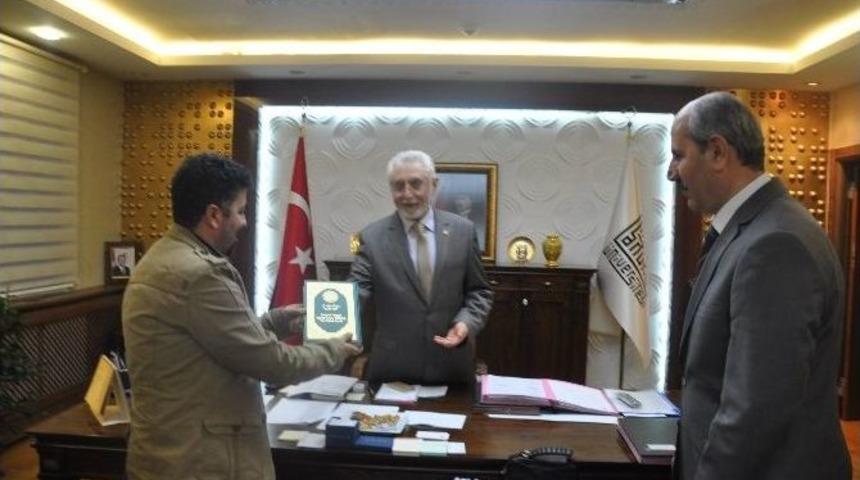 Rekt&ouml;r Ağırak&ccedil;a&rsquo;ya İlk Hediye K&uuml;rt&ccedil;e Mealli Kur&rsquo;an Oldu