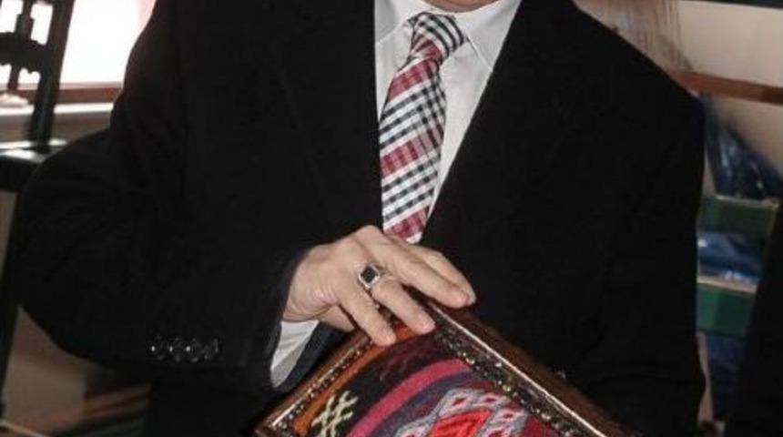 Kilim Dokumayı &Ouml;ğrenip, Hediyelik Eşya Olarak Satacaklar