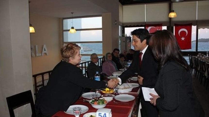 Urla Kaymakamlığı Şehit Ailelerine Yemek Verdi