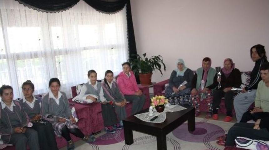 &Ouml;ğrencilerden Rehabilitasyon Merkezine Ziyaret