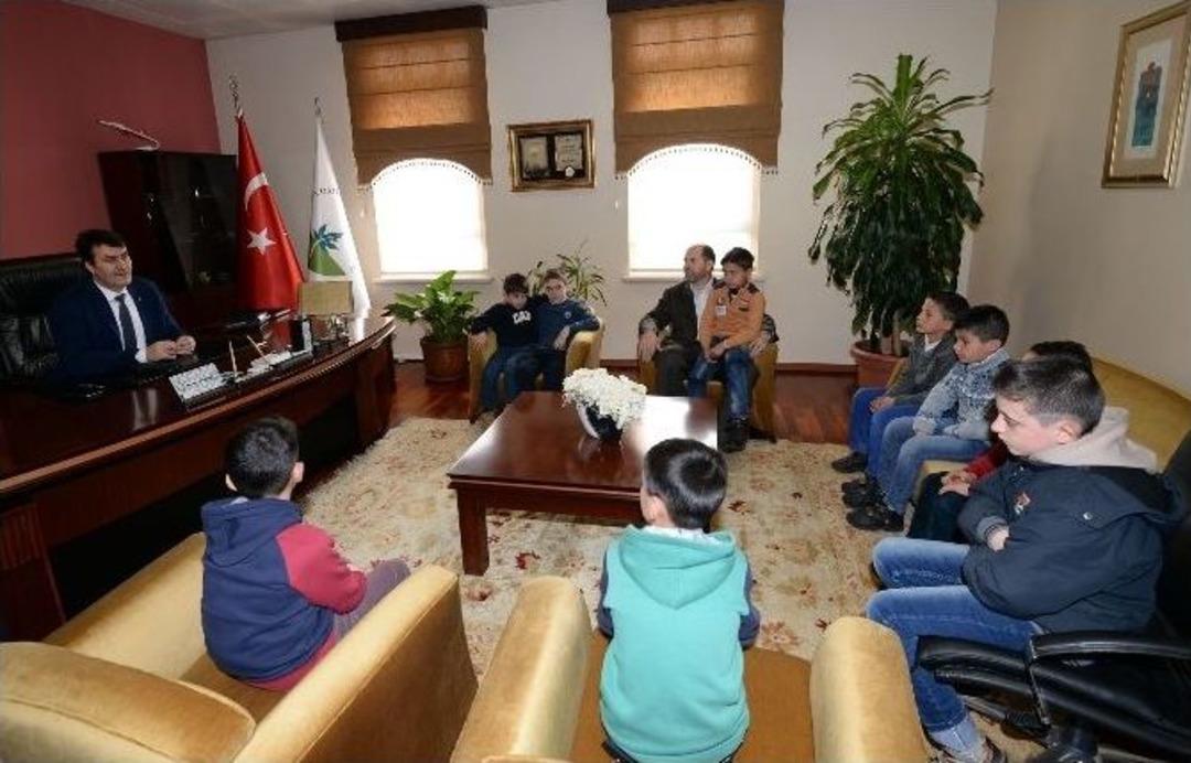 Suriyeli Yetim &Ccedil;ocuklardan Başkan D&uuml;ndar&rsquo;a Ziyaret