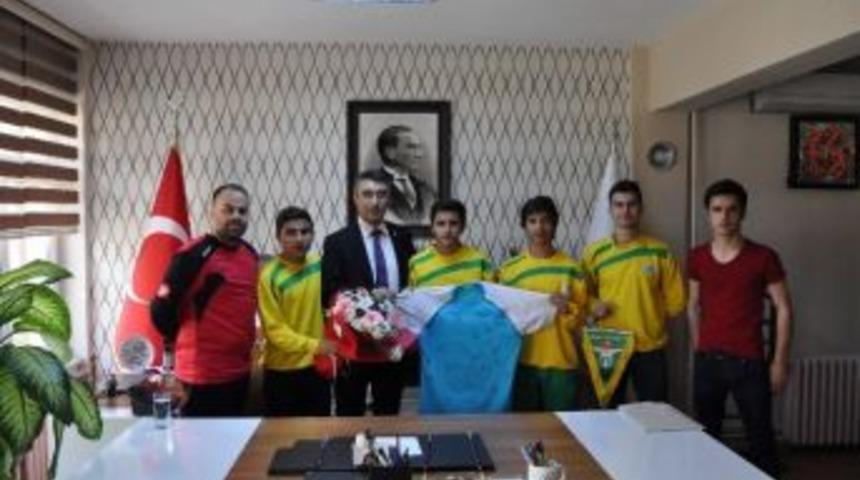 &Ccedil;elik Kartalspor&rsquo;dan Gen&ccedil;lik Hizmetleri Ve Spor İl M&uuml;d&uuml;r&uuml; Aksoy&rsquo;a Ziyaret