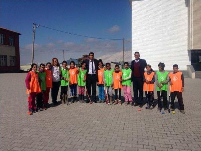 Köydeki Öğrenciler Çim Hokeyinde Bitlis'i Temsil Edecek