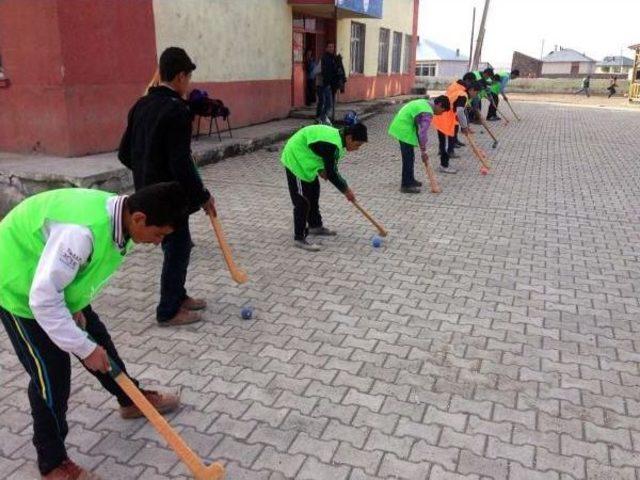 Köydeki Öğrenciler Çim Hokeyinde Bitlis'i Temsil Edecek