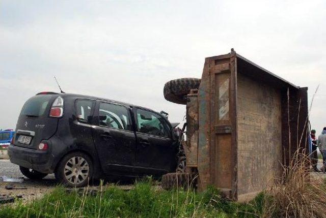 Chp'li Vekil Adayının Otomobili Traktöre Çarptı: 1 Ölü, 2 Yaralı