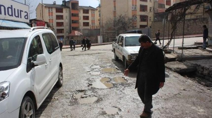 Caddelerde Oluşan &Ccedil;ukurlar Trafiği Olumsuz Etkiliyor